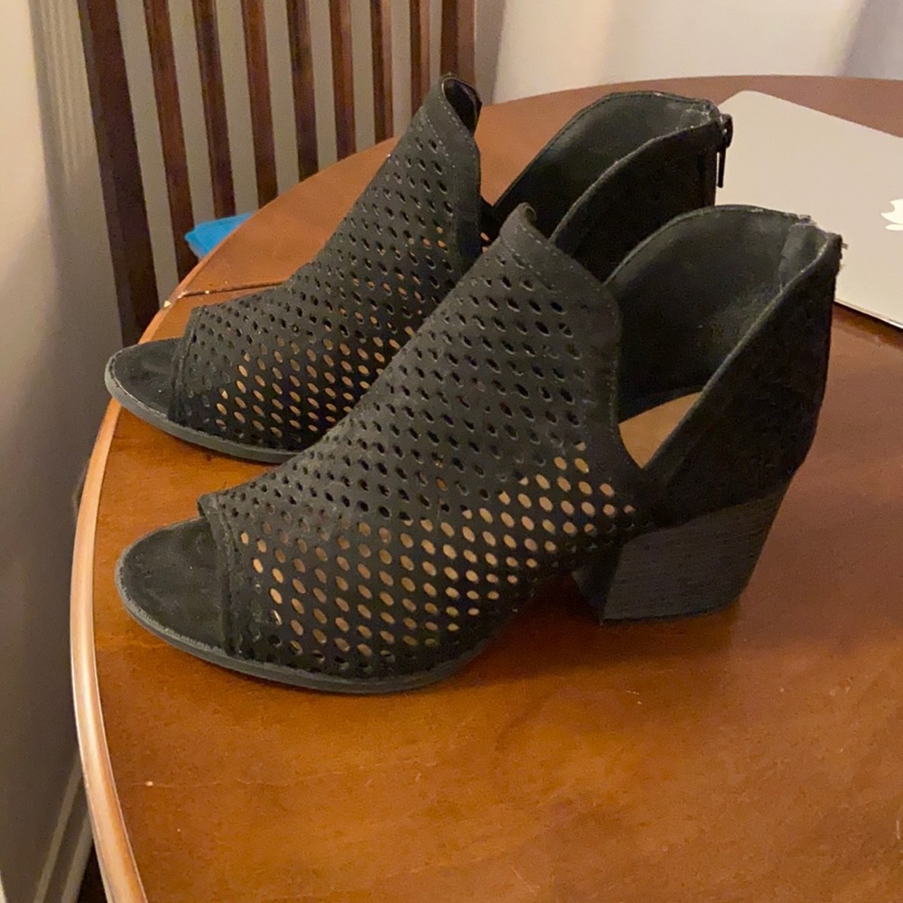 Size 7 black bootie heels